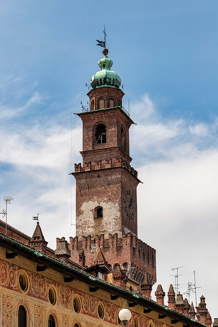 Der Glockenturm von Schloss Visconteo Sforzeso. Piazza ducale. Vigevano, Bezirk Pavia, Lombardei, Italien