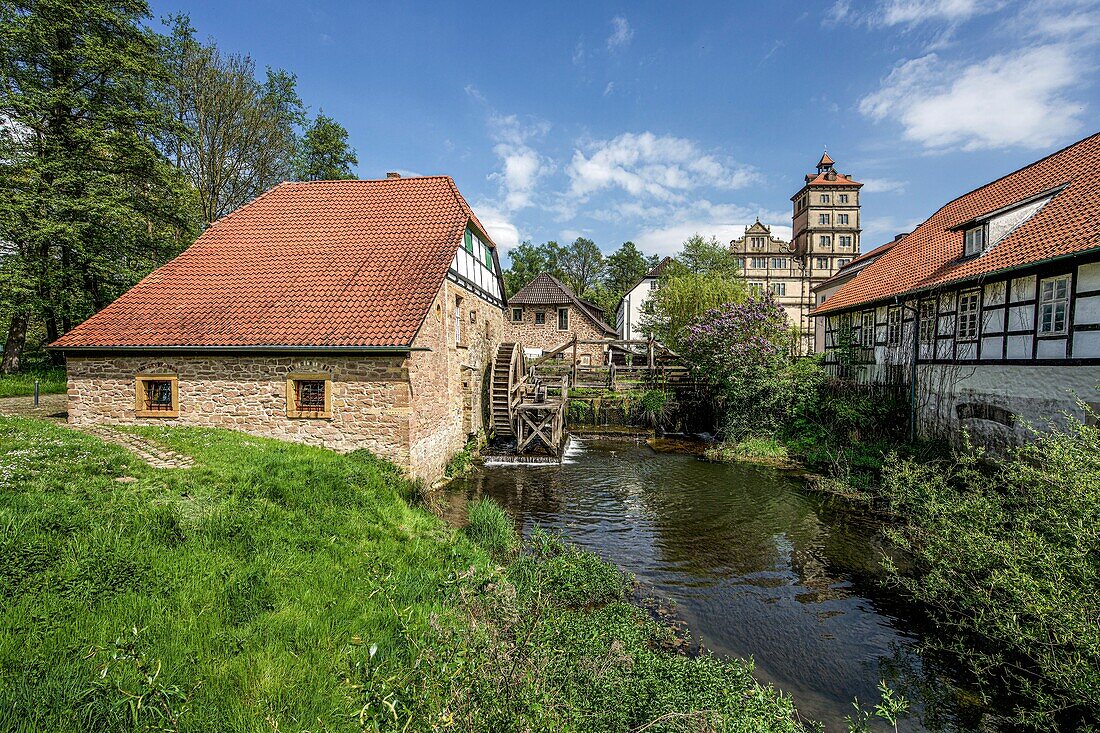 Historische Ölmühle (1800) am Schloss Brake, Lemgo, Nordrhein-Westfalen, Deutschland