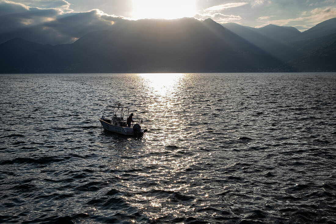 Blick auf einen Fischer am Lago Maggiore, Piemont, Lombardei, Italien, Europa
