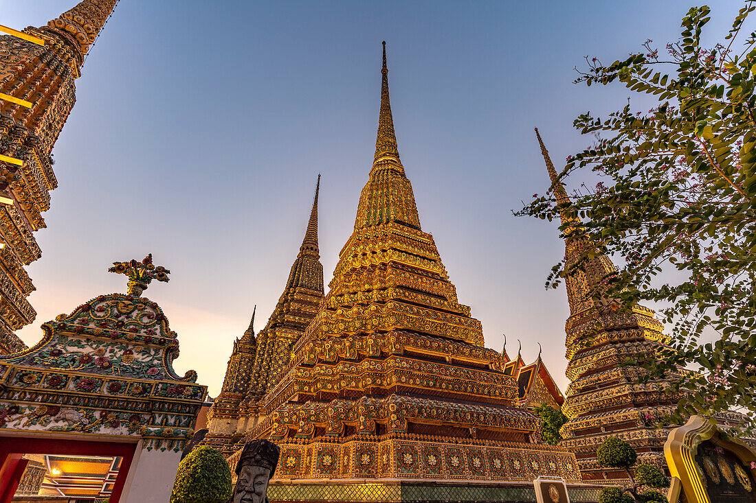 Chedis im buddhistischen Tempel Wat Pho in der Abenddämmerung, Bangkok, Thailand, Asien 