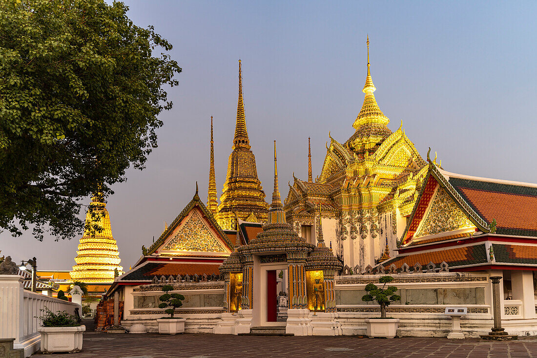 Phra Mondop Bibliothek des buddhistischen Tempel Wat Pho in der Abenddämmerung, Bangkok, Thailand, Asien  