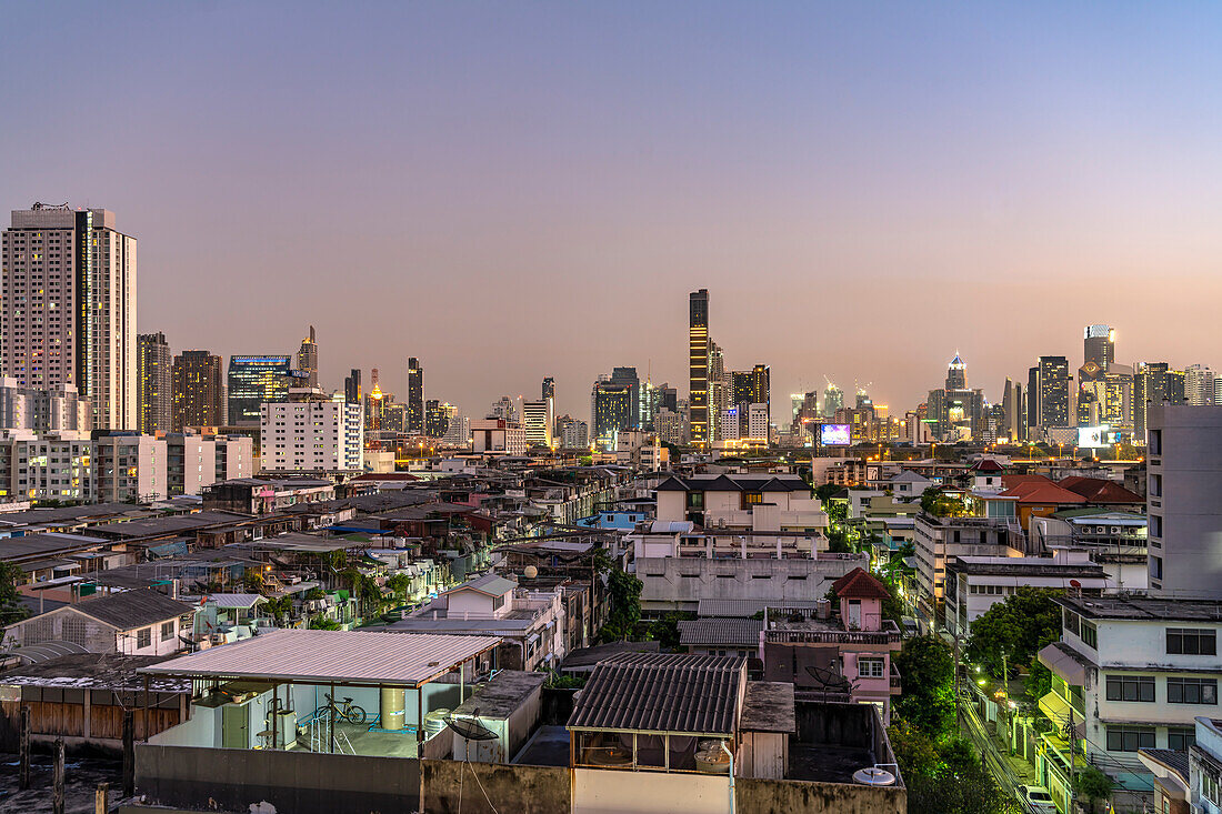 Stadtansicht und Skyline von Bangkok in der Abenddämmerung, Thailand, Asien  
