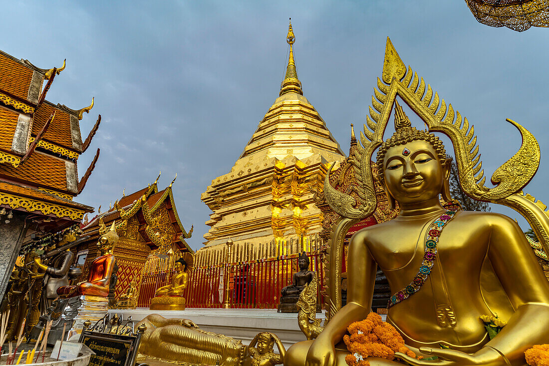 Buddha Statue und Goldener Chedi der buddhistischen Tempelanlage Wat Phra That Doi Suthep, Wahrzeichen von Chiang Mai, Thailand, Asien 