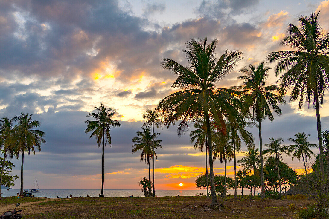 Sonnenuntergang am Strand Farang oder Charlie Beach auf der Insel Koh Mook in der Andamanensee, Thailand, Asien  