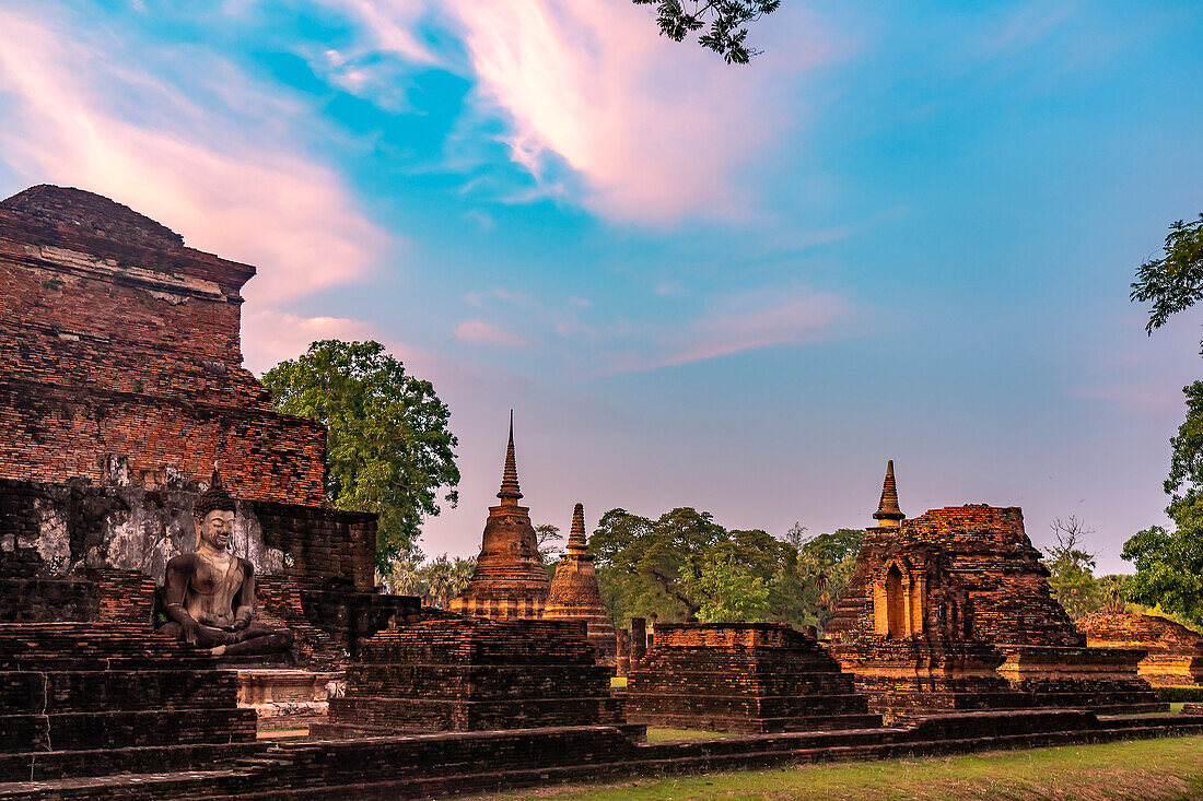 Der zentrale buddhistische Tempel Wat Mahathat bei Sonnenuntergang, UNESCO Welterbe Geschichtspark Sukhothai, Thailand, Asien