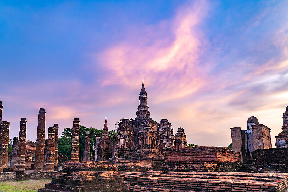 Der zentrale buddhistische Tempel Wat Mahathat bei Sonnenuntergang, UNESCO Welterbe Geschichtspark Sukhothai, Thailand, Asien