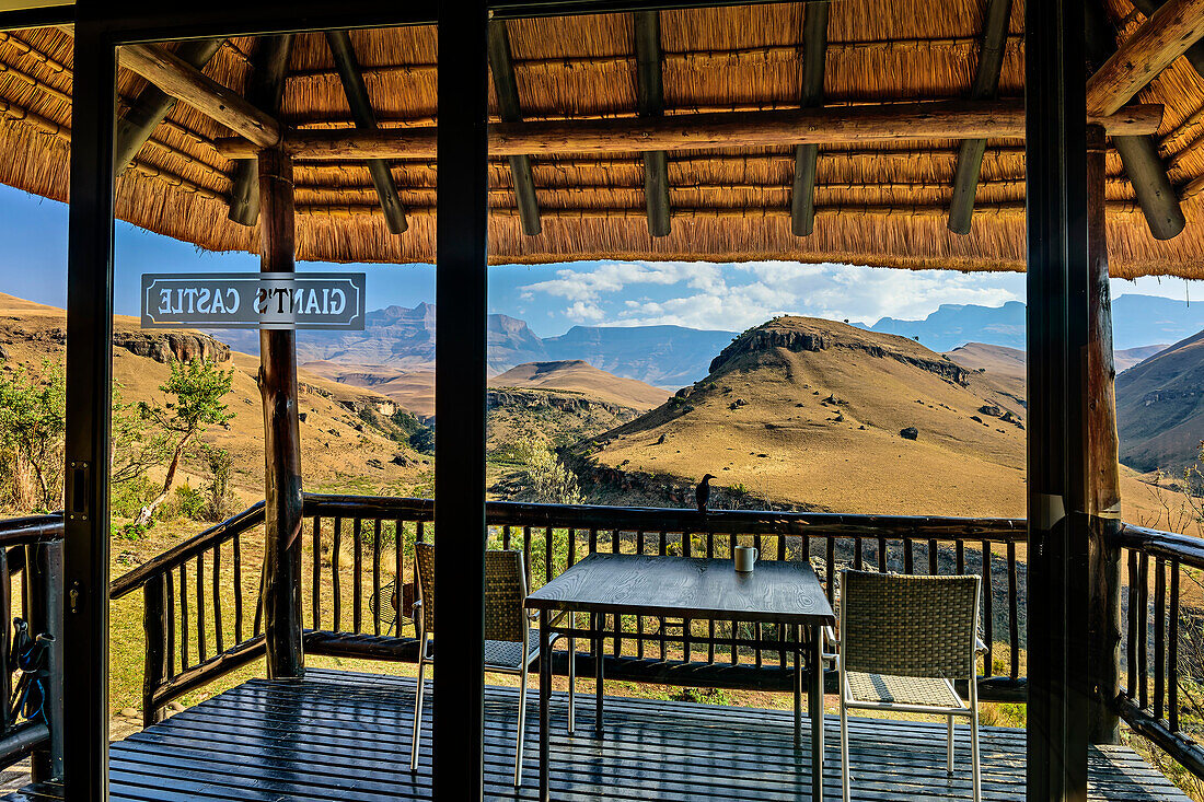 Blick über Terrasse der Giant's Castle Lodge auf Drakensberge, Giant's Castle, Drakensberge, Kwa Zulu Natal, UNESCO Welterbe Maloti-Drakensberg, Südafrika