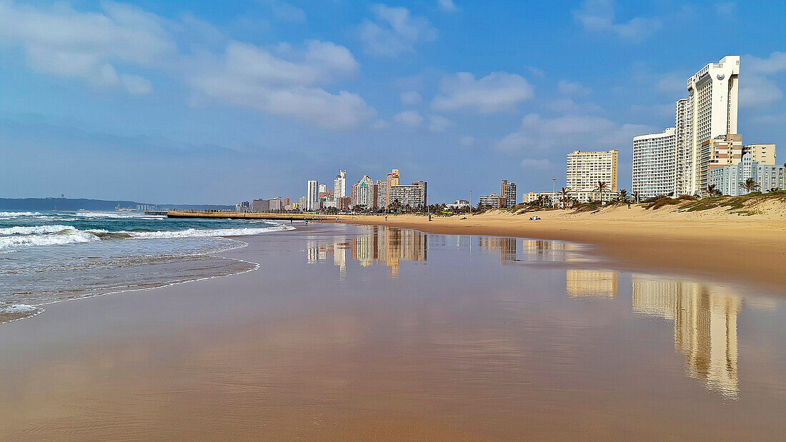 Sandstrand und Silhouette von Durban, Durban, Südafrika