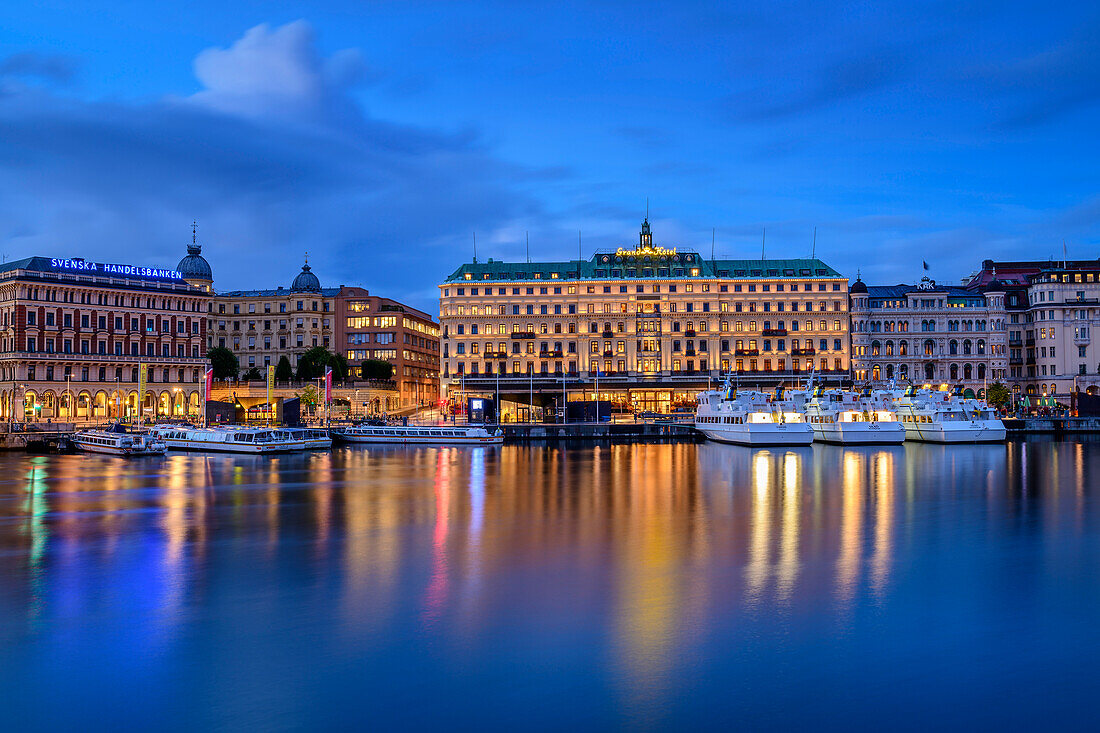 Blick auf beleuchtetes Grand Hotel, Stockholm, Stockholms län, Schweden