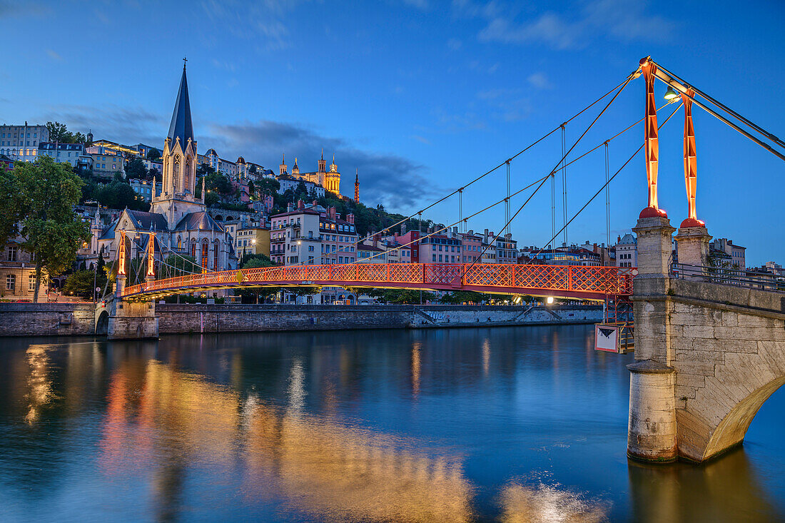 Beleuchtete Kirche Église Saint-Georges mit Passerelle Saint-Georges über die Saone, Lyon, Passerelle Paul Couturier, Auvergne-Rhône-Alpes, Frankreich