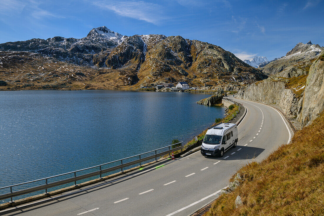 Campingbus fährt über den Grimselpass, Totesee im Hintergrund, Urner Alpen, Wallis, Schweiz