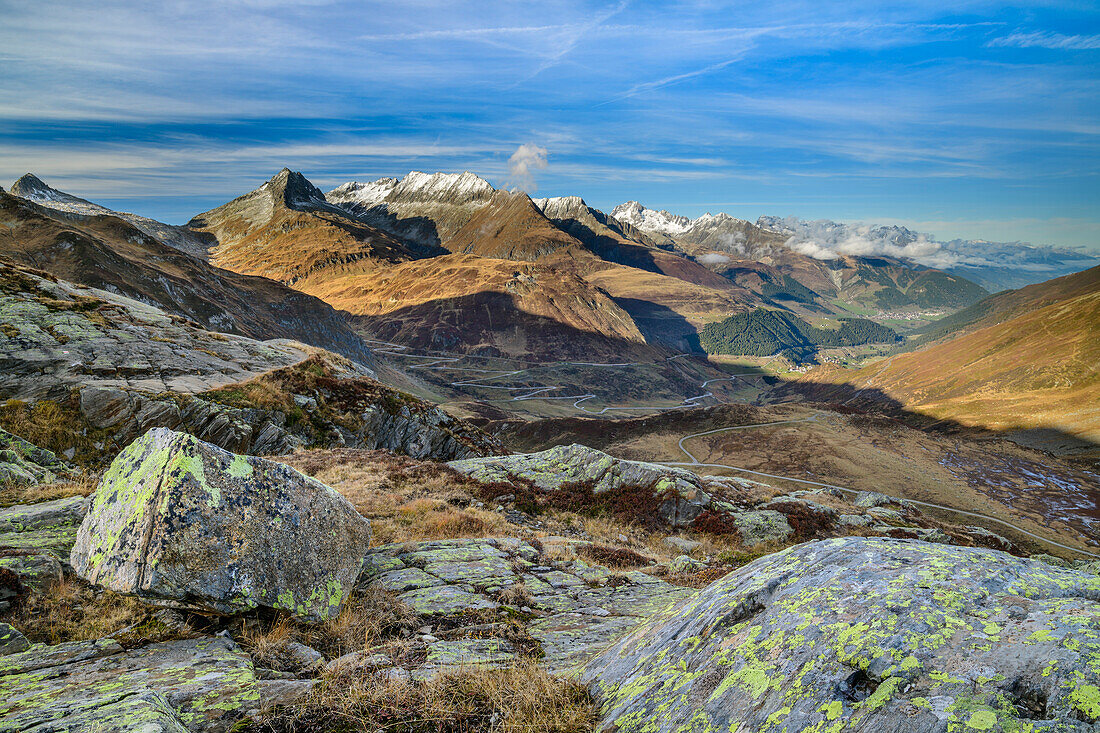 Blick aufs Vorderrheintal mit Crispalt, Oberalpstock und Tödi, an der Rheinquelle, Tomasee, Gotthardgruppe, Graubünden, Schweiz