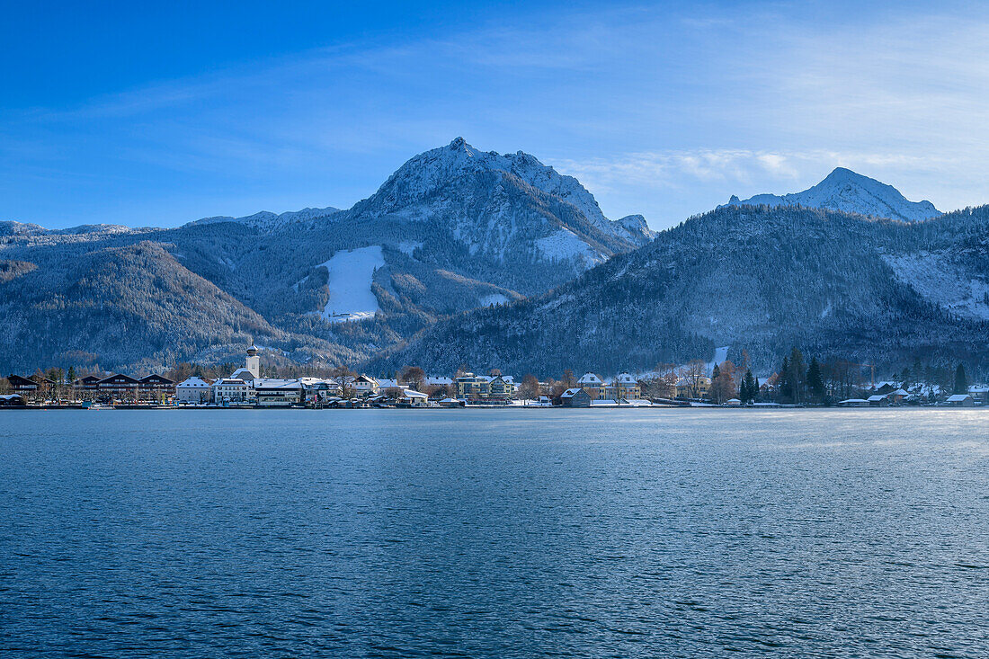Wolfgangsee mit Strobl und Rettenkogel im Hintergrund, Wolfgangsee, Salzkammergut, Salzkammergutberge, Salzburg, Österreich