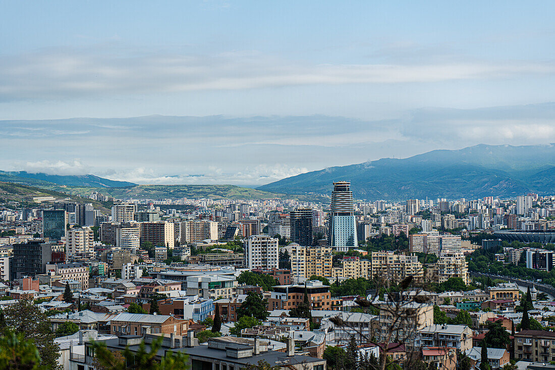 Das Stadtbild von Tiflis vom Mtatsminda Hügel aus gesehen, Georgien, Europa