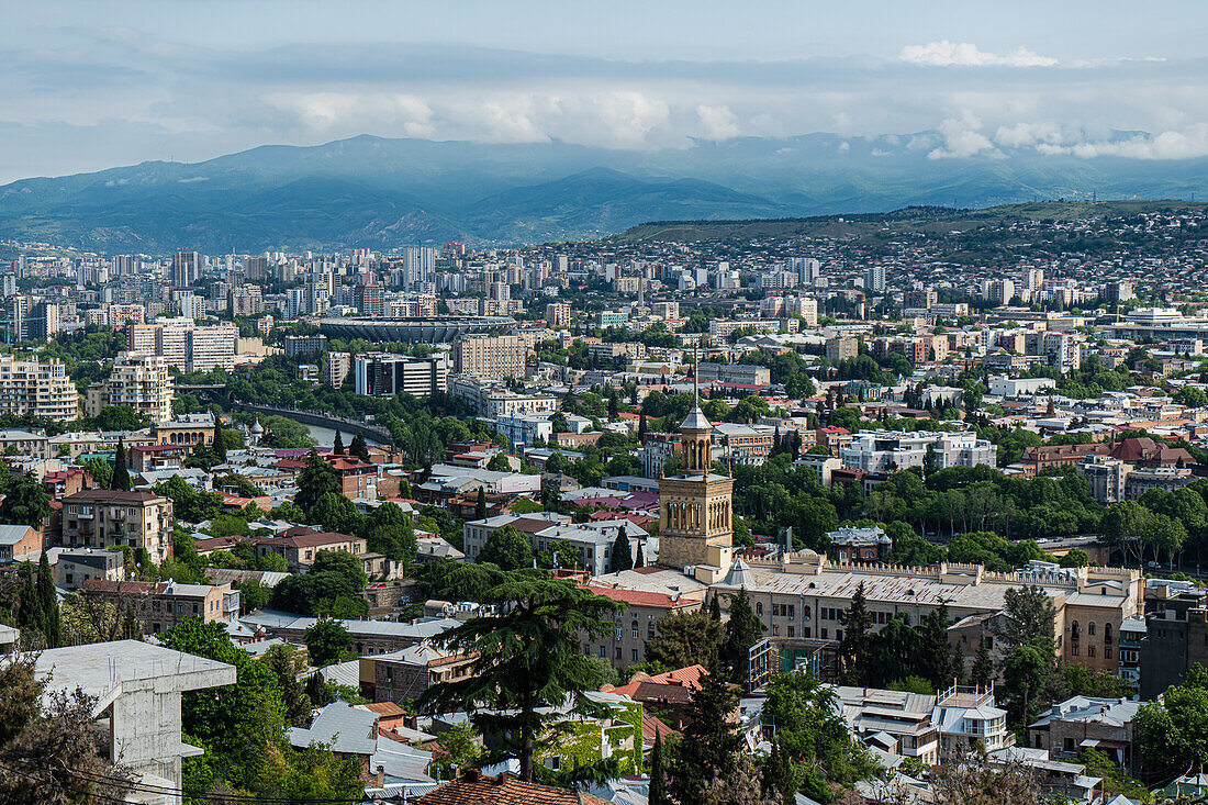 Das Stadtbild von Tiflis vom Mtatsminda Hügel aus gesehen, Georgien, Europa