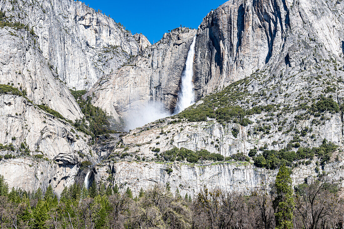 Frühling, Schneeschmelze, Wasserfall Yosemite Falls im Yosemite-Nationalpark, Kalifornien, USA