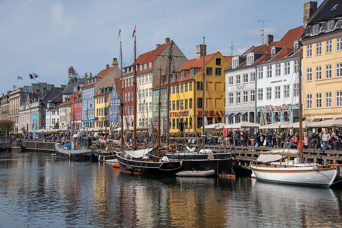 Farbenfrohe Häuser und Segelboote im Nyhavn, Kopenhagen, Dänemark