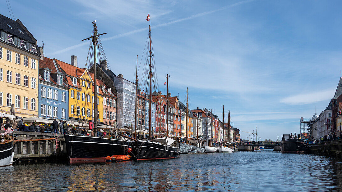 Farbenfrohe Häuser und Segelboote im Nyhavn, Kopenhagen, Dänemark