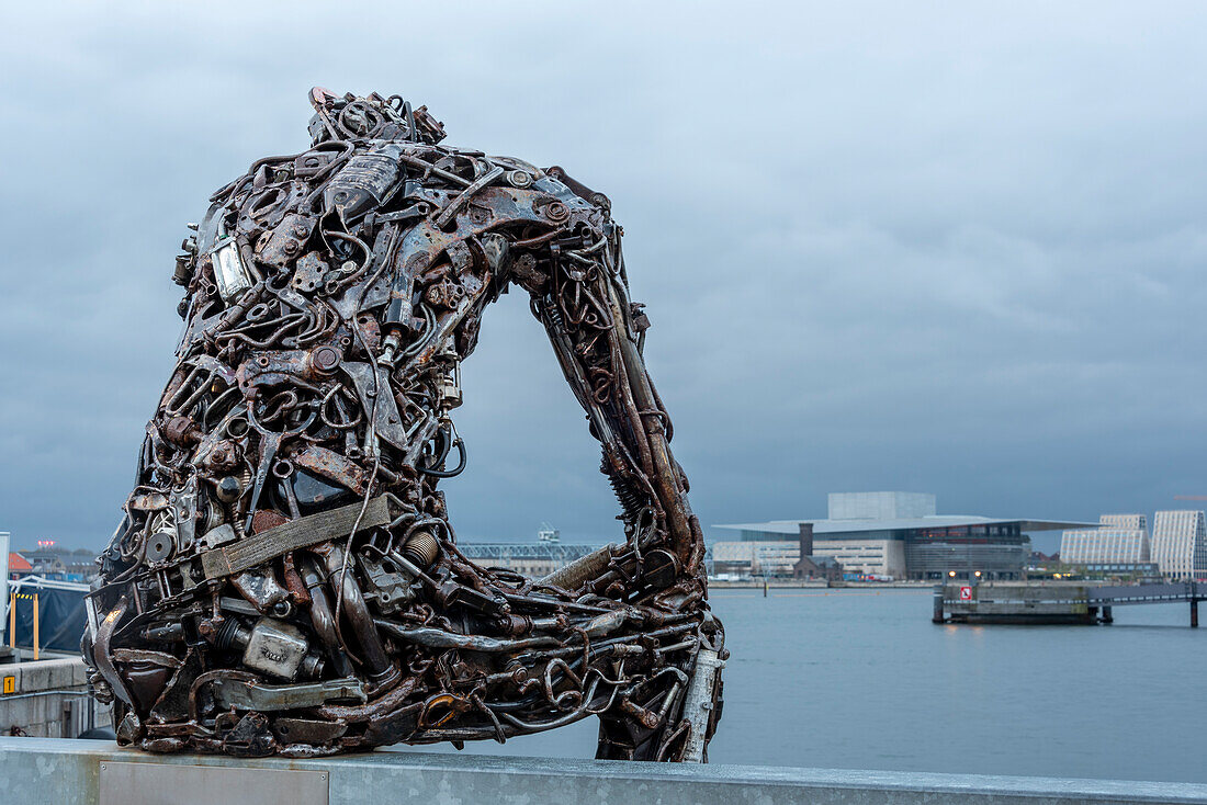 Schrott-Statue von Kim Michael, dahinter die Oper von Kopenhagen, Dänemark