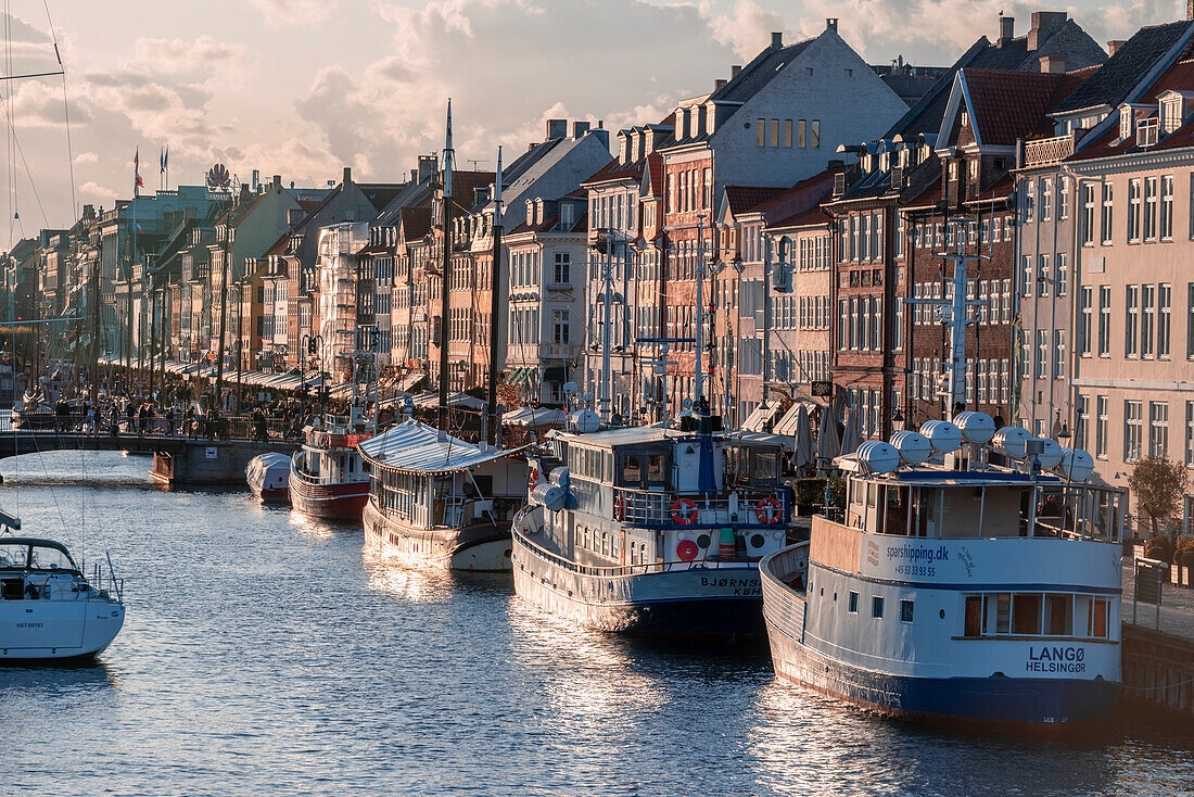 Nyhavn mit Schiffen und bunten Häusern, Kopenhagen, Dänemark