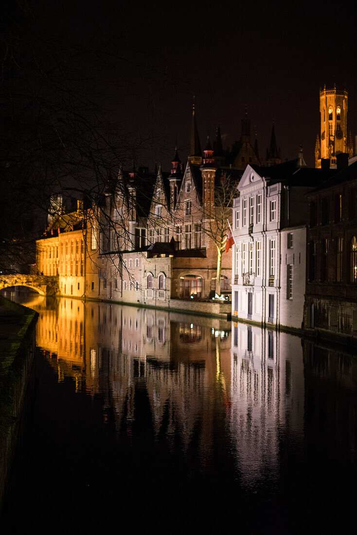 Spiegelung historischer Gebäude im Wasser UNESCO-Stadt Brügge, Belgien.