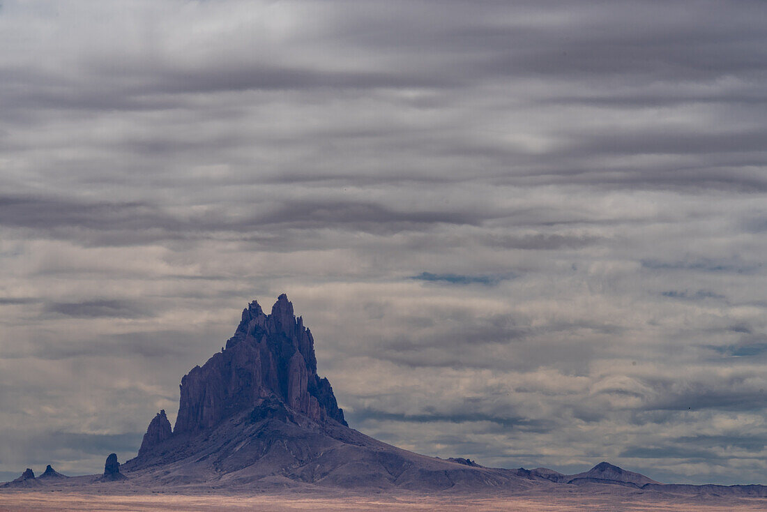 Fernsicht auf den Shiprock Mountain im Navajo-Nation, New Mexico, USA