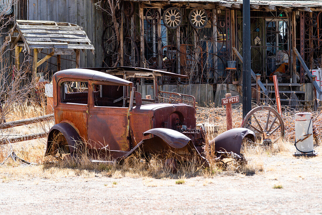 Verlassenes Auto vor einem Pfandhaus in Cortez, Colorado.