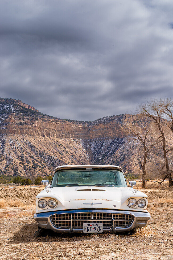 Verlassenes Auto vor einem Pfandhaus in Cortez, Colorado.