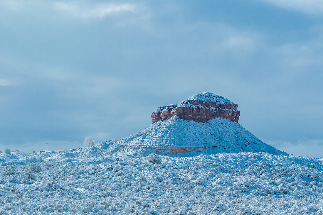 Verschneite Landschaft in der Wüste von Utah.
