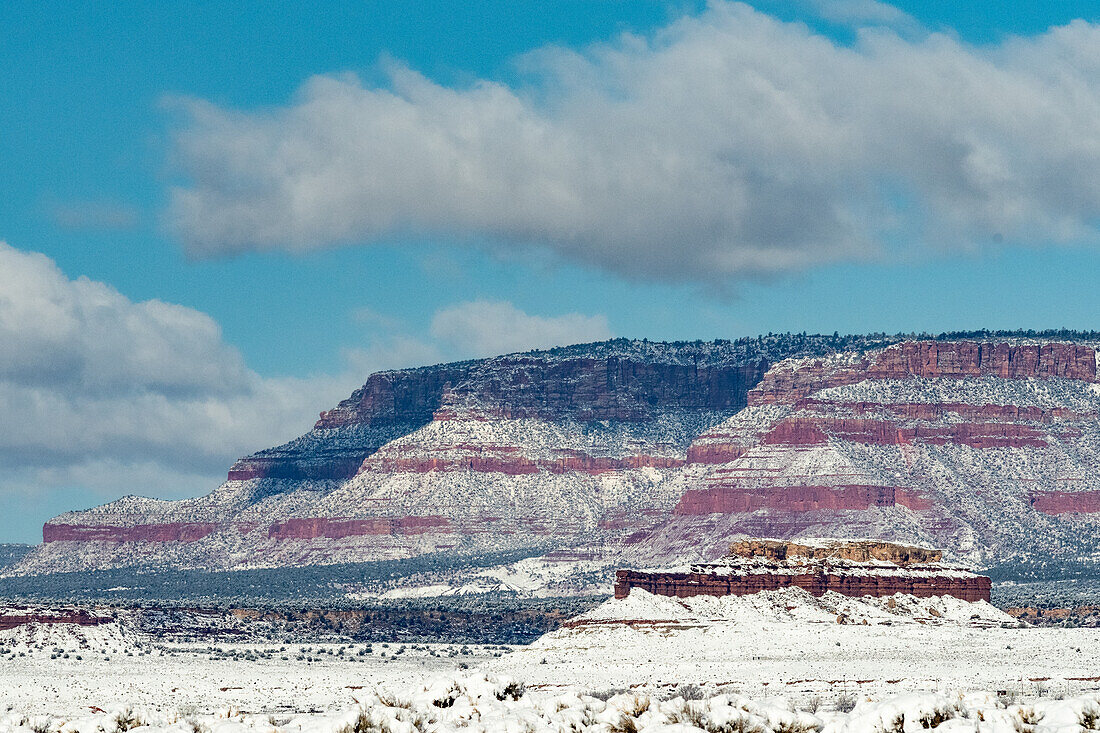 Schneebedeckte Wüstenlandschaft in Utah, USA.