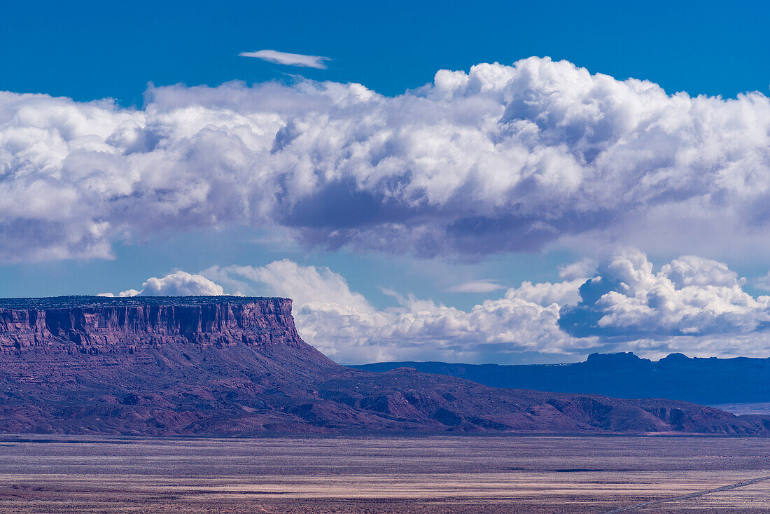 Das Vermillion Cliffs National Monument am Horizont der Wüste von Arizona.