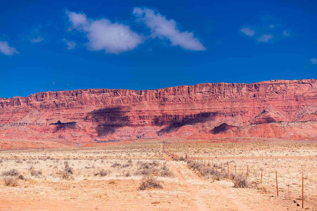 Die farbenfrohen Vermillion Cliffs leuchten im Sonnenlicht, Arizona, USA