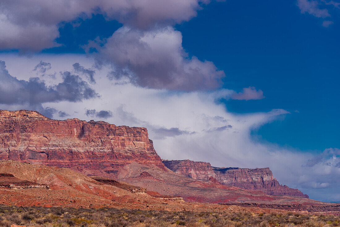 Die Vermilion-Klippen in Arizona unter bewölktem Himmel.