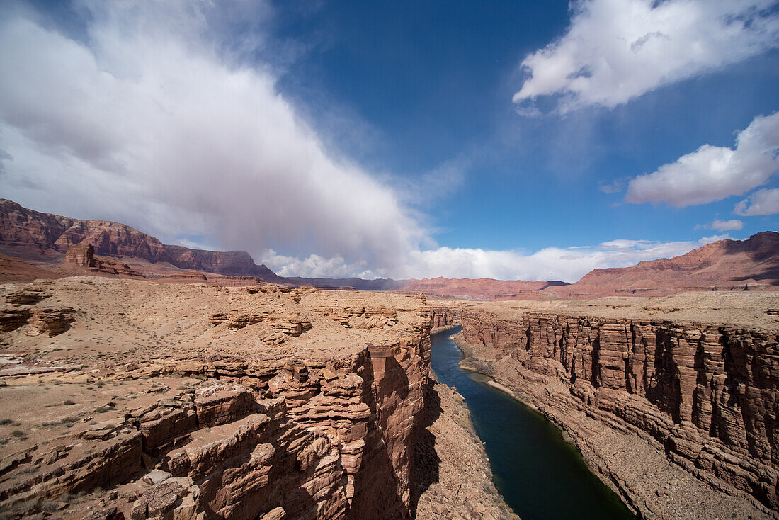 Der Colorado River von der Navajo Bridge aus gesehen an der Grenze zwischen Utah und Arizona, USA.