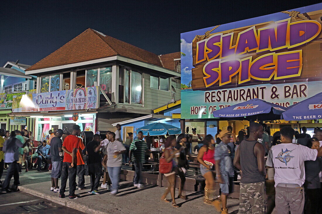 Menschen vor den Fisch Restaurants 'Fish Fry', Fish Fry Street bei Arawak Cay, Nassau, Insel New Providence, The Bahamas