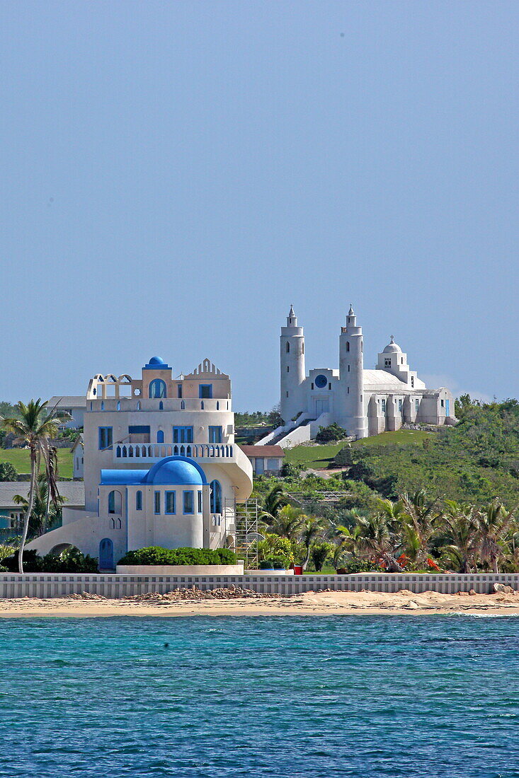 Blick auf ein modernes Gebäude und die Kirche, Clarence Town, Insel Long Island, The Bahamas