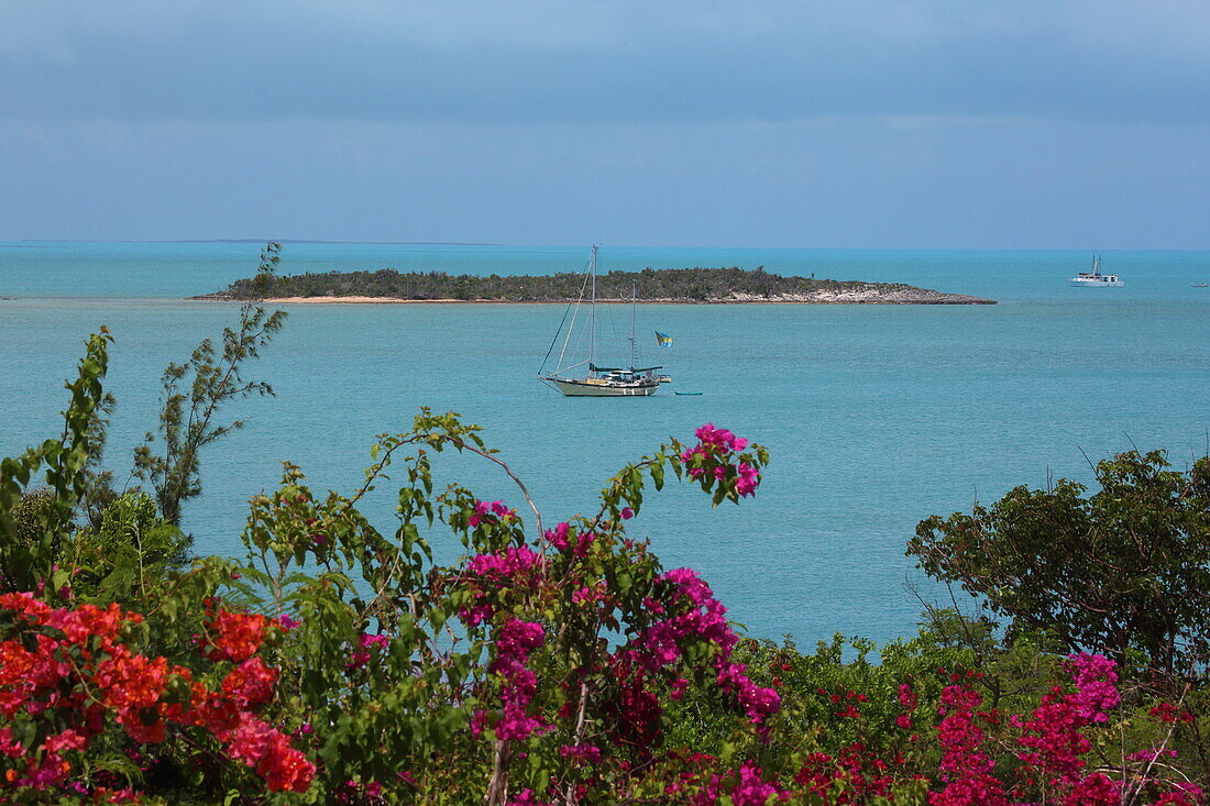 Blick auf eine kleine Insel im karibischen Meer, Cape Santa Maria, Insel Long Island, Bahamas