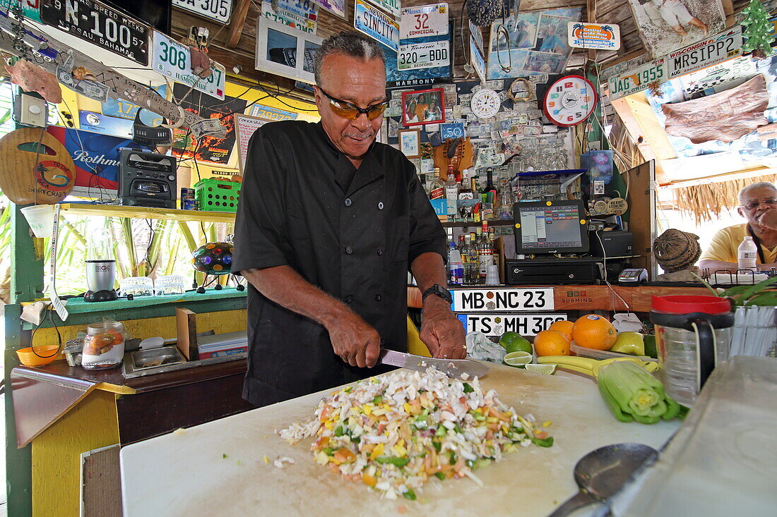 Vorbereitung eines 'Conch Salad' in der Max Conch Bar, Deadman's Cay Settlement, Insel Long Island, The Bahamas