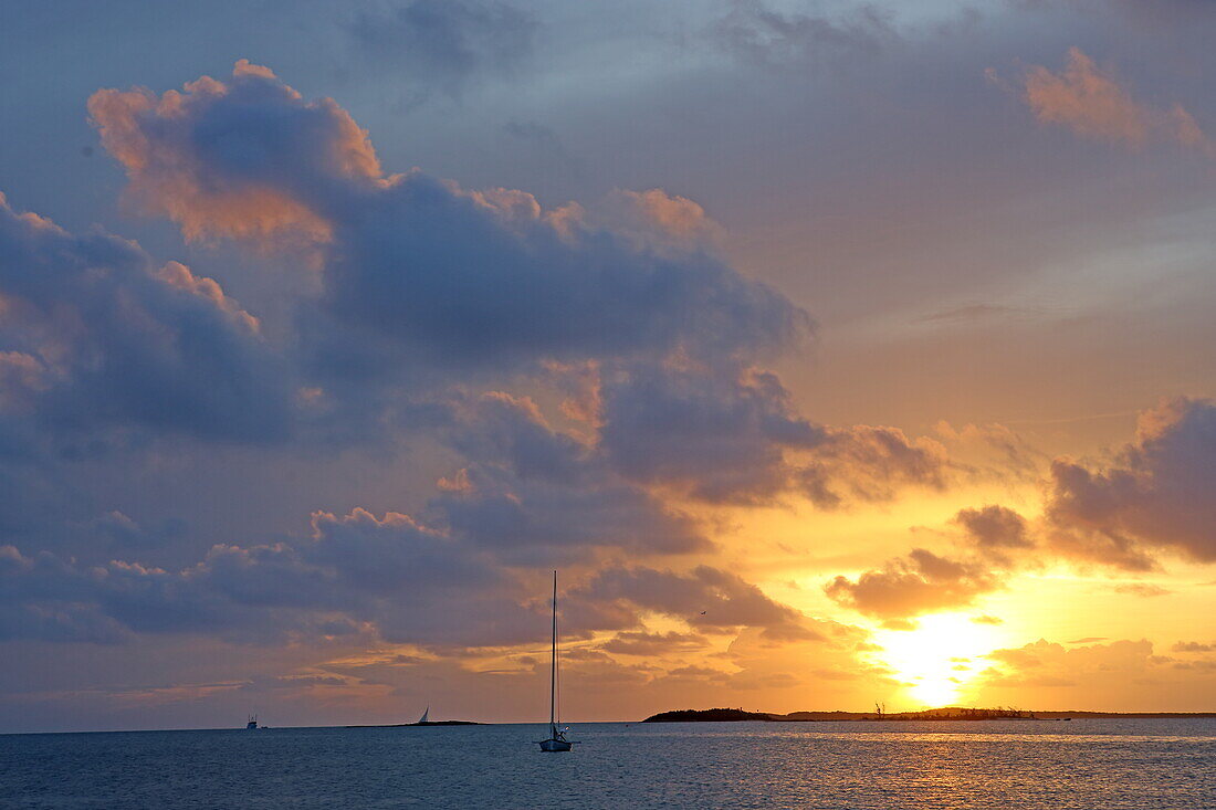Sonnenuntergang über der Insel Long Island, The Bahamas