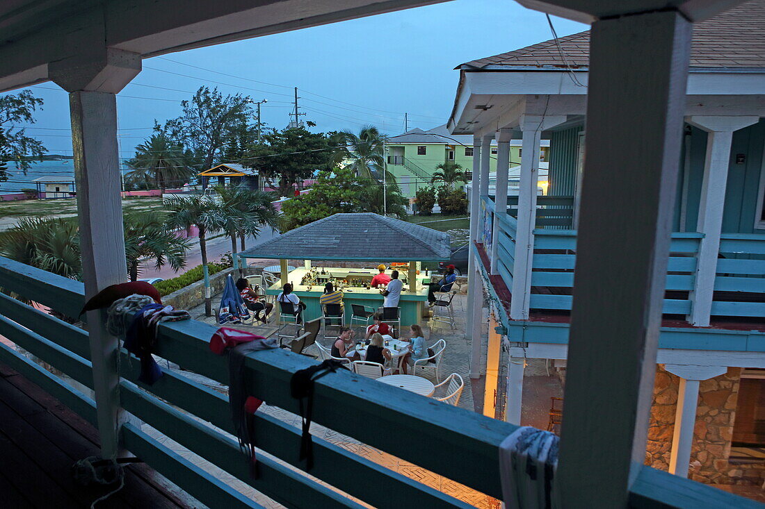 Menschen im Restaurant am Abend, George Town, Exuma, Exuma Cays, Exuma Island, Bahamas