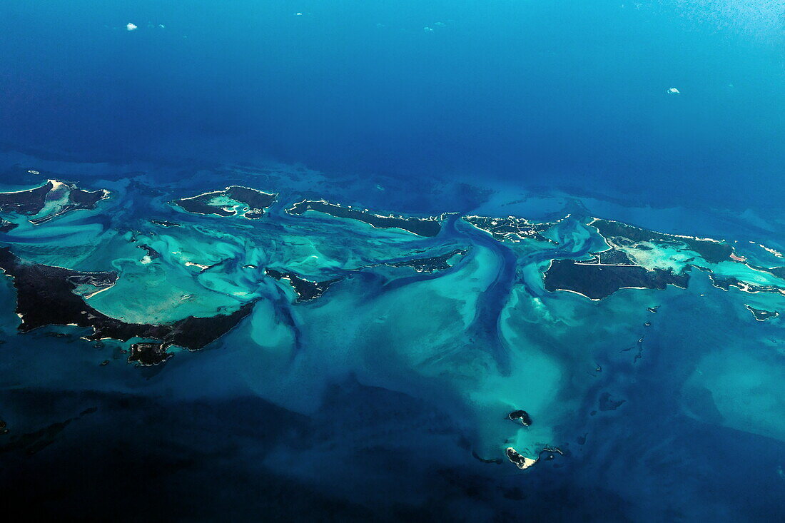 Blick auf die Inseln Pipe Creek Area with Pipe Cay (front left), Joe Cay, Thomas Cay, Over Yonder Cay and Sampson Cay Retreat, Exuma Cays, Exuma Island, Bahamas