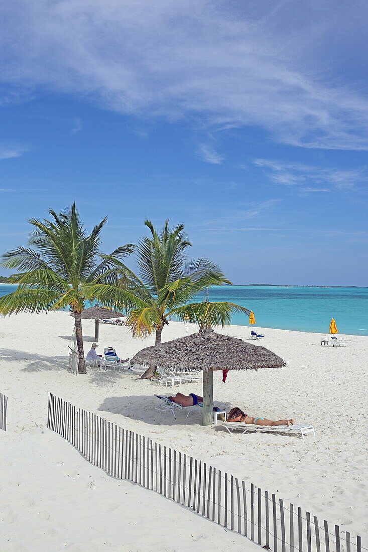 Urlauber beim Sonnen am Strand von Brigantine Beach, Treasure Cay, Great Abaco, Abaco Islands, Bahamas