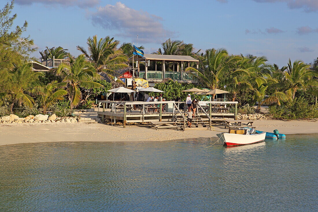 Blick auf den Strand mit der Bar Pete's Pub and Gallery, Little Harbour,  Great Abaco, Abaco Islands, Bahamas
