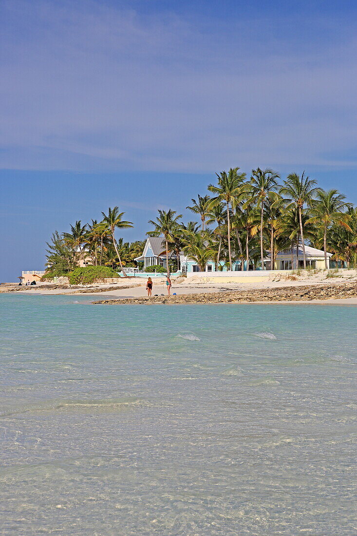 Urlauber am Strand von Brigantine Beach, Treasure Cay,  Great Abaco, Abaco Islands, Bahamas