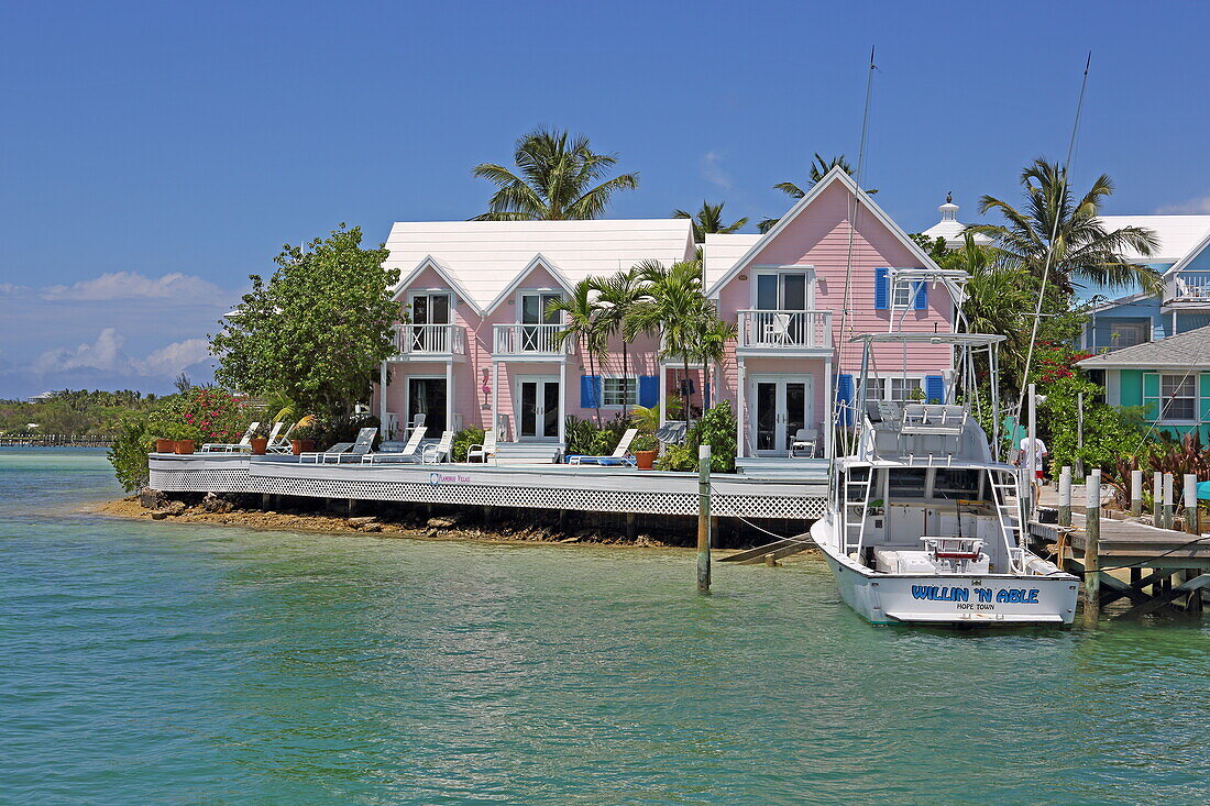Typische bunte Häuser in Hope Town, Elbow Cay, Abaco Islands, Bahamas