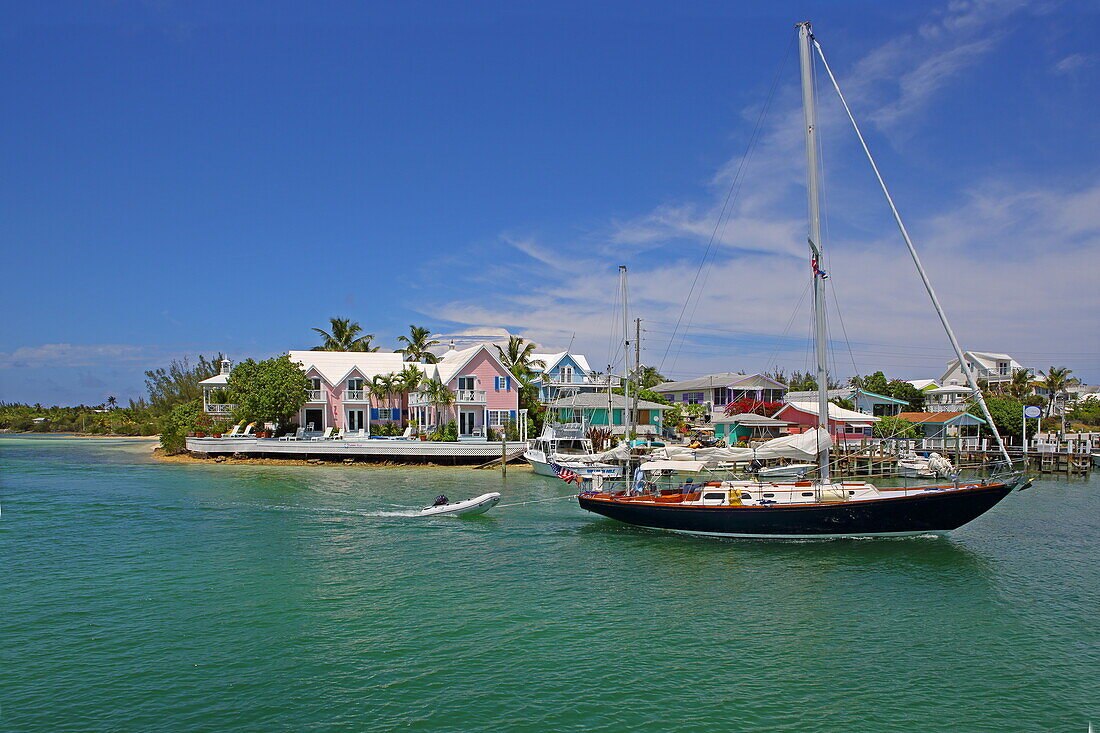 Blick auf Boote und Häuser von Hope Town, Elbow Cay, Abaco Islands, Bahamas