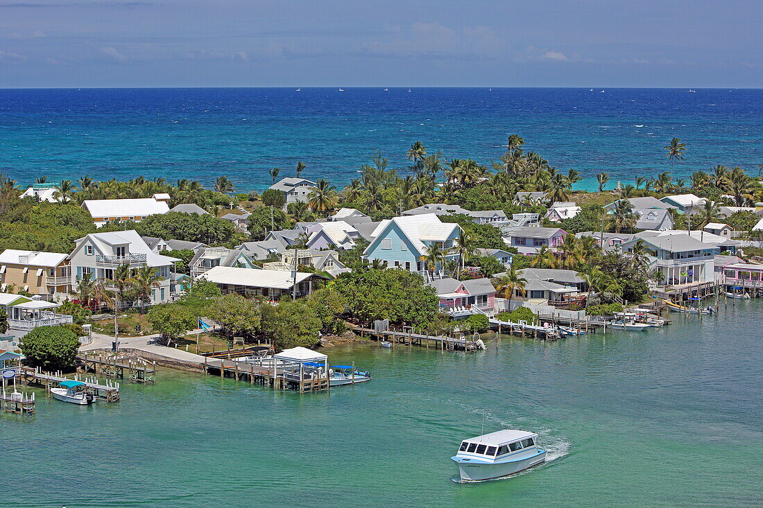 Blick aus der Luft auf Hope Town, Elbow Cay, Abaco Islands, Bahamas