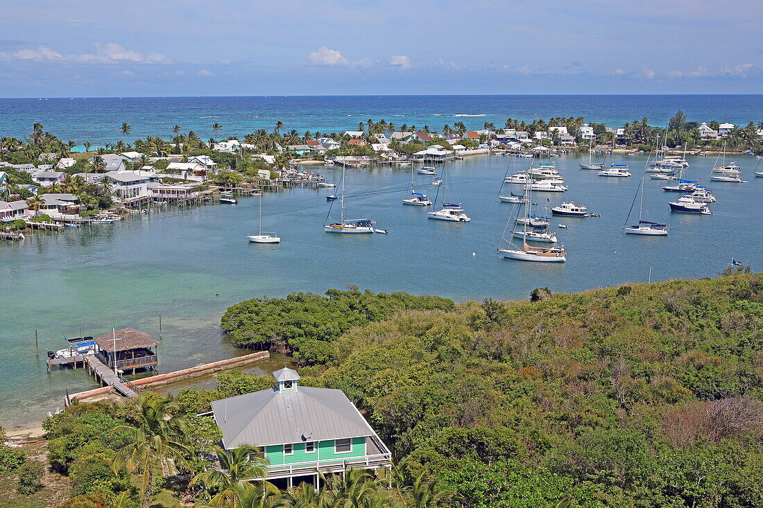 Blick aus der Luft auf Hope Town, Elbow Cay, Abaco Islands, Bahamas