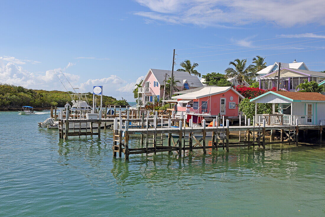 Stege und bunte Häuser in der Bucht von Hope Town, Elbow Cay, Abaco Islands, Bahamas