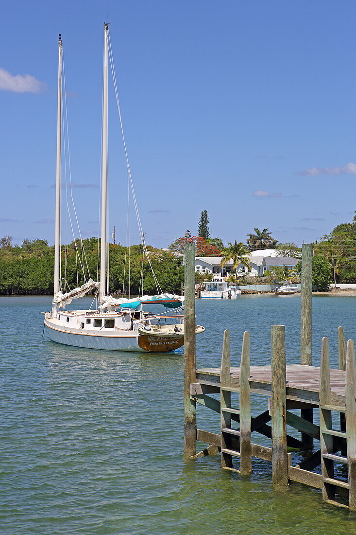 Segelboot ankert in der Bucht von New Plymouth, Green Turtle Cay, Abaco Islands, Bahamas